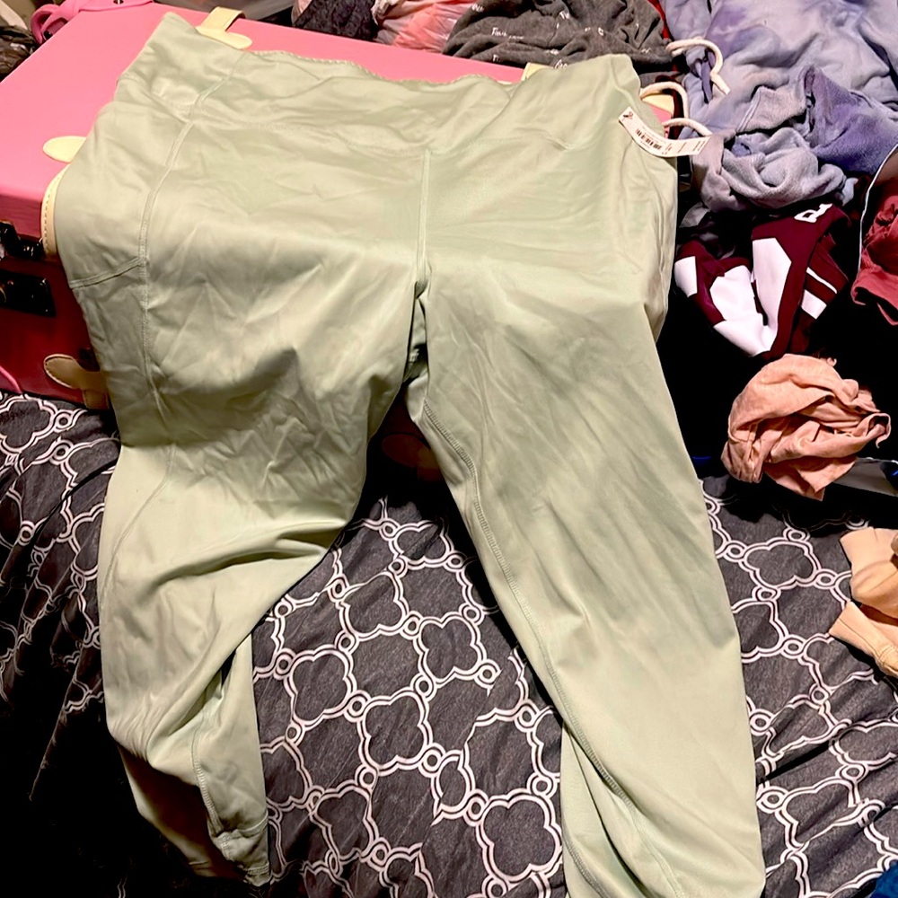 Victoria’s Secret short leggings mint green nwt